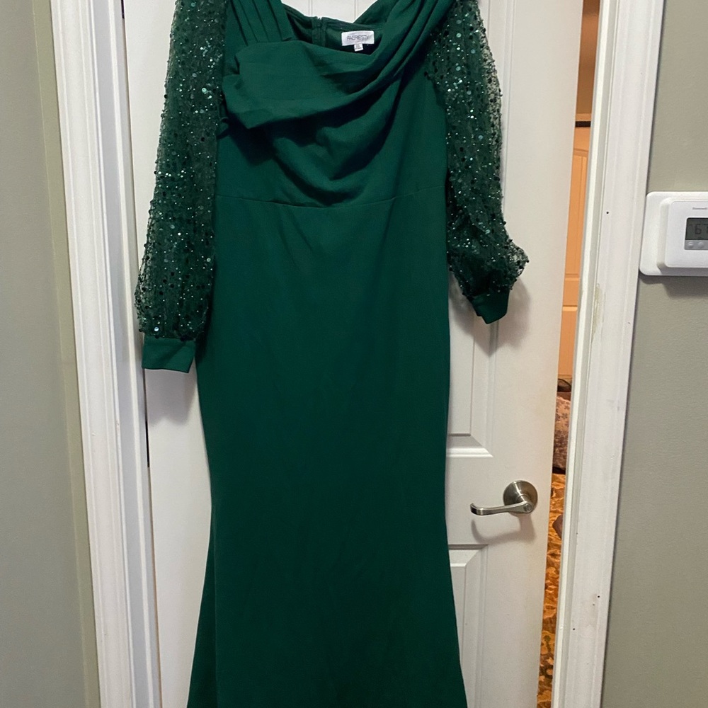 Elegant Green Evening Prom Dress Size 14-16